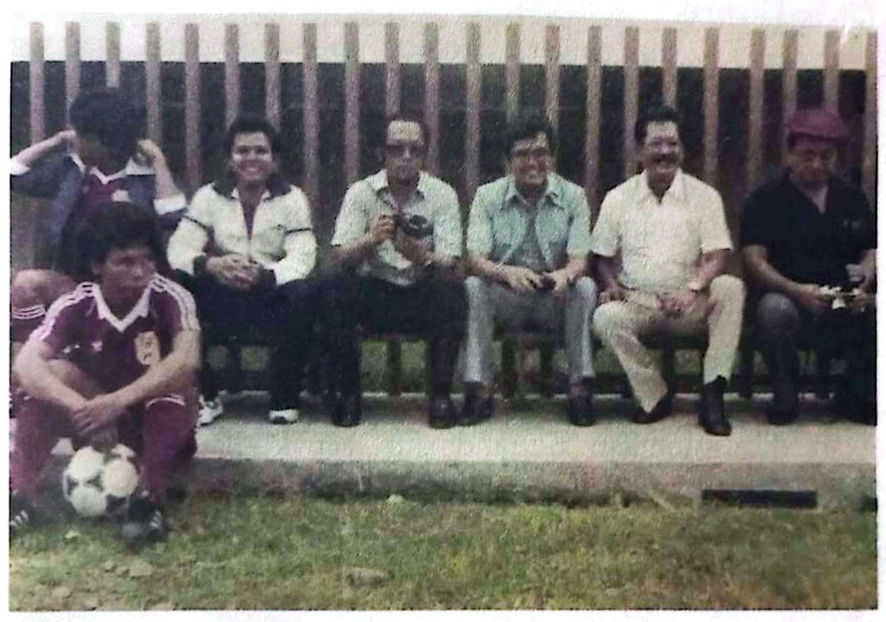 Joni Marsinih (ketiga dari kiri) saat menonton kesebelasan Galatama Semen Padang bersama dr. Fasli Djalal (Foto: Autobiografi Joni Marsinih)